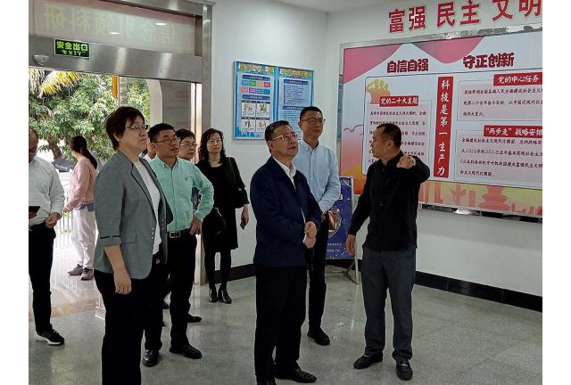 中国侨联秘书长陈迈 一行莅临引种园调研指导工作